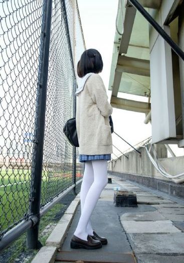 边亲边把手放衣服里发出声音