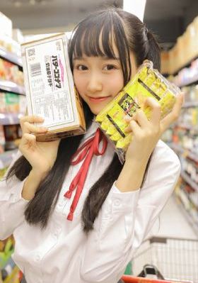 撕开她的乳罩慢慢捏捏